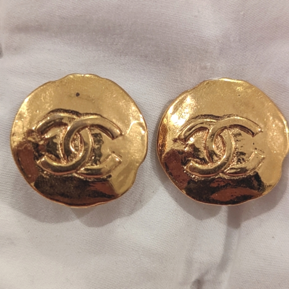 CHANEL Vintage CC Logo Button Motif Gold-Tone Clip-On 93P Earrings